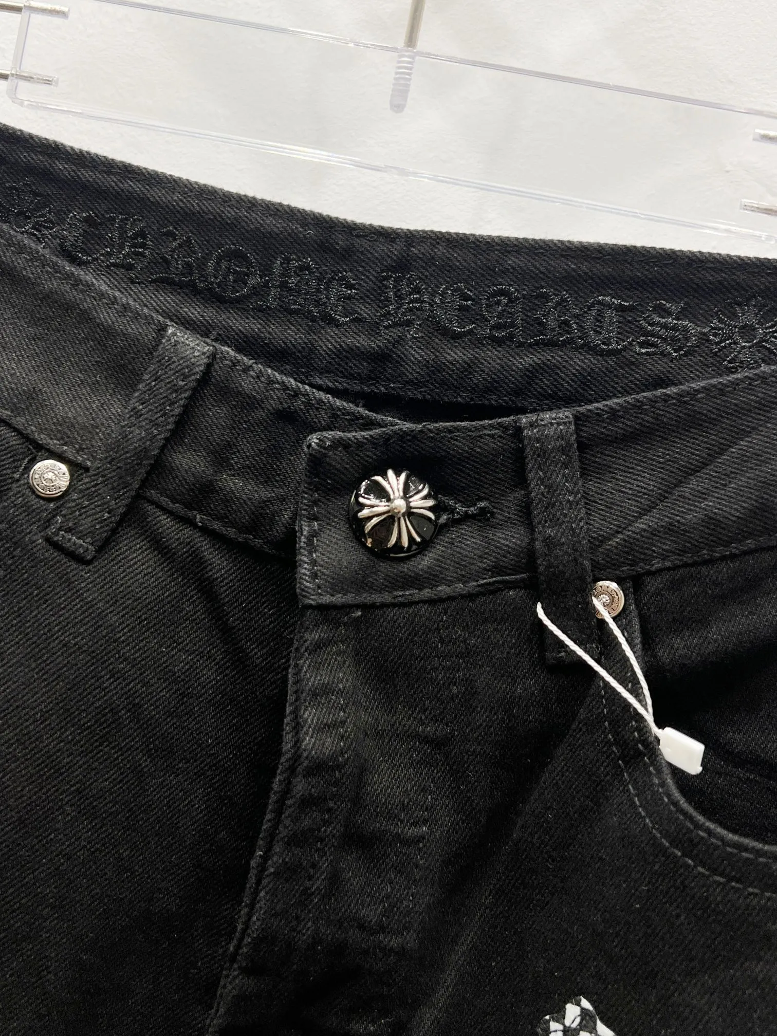 P260 Style number: (c015) Chrome hearts Cross patch leather jeans workwear logging pants Chrome hearts logging pants are here! ! ! CH Croix Heart Double Knee Cross Patch Leather Bo1 Style Logging Pants Straight-leg Work Pants B136 Croix Heart Cross Sanskrit Overalls Price 4W Level, Patched Cross Pattern Decoration, High Waist Washed Jeans! ! Absolutely high-end luxury products, 1.9W level god-level single products, super popular products, made by top heavy industry, not to be missed. About Zangyin, this is an extremely luxurious fashion brand, which can also be called the nobles of the high street. It has always been an exclusive brand of some hipsters or rich second generation. Compared with ordinary high streets, it is more luxurious and noble. Compared with luxury brands, it has a more fashionable personality and has always been a brand that I have a special liking for. Imported yarn is custom-woven into a high-density twill canvas, which ensures a crisp silhouette while also making the fabric feel very delicate. It follows the B01 classic silhouette, with a crisp and stylish upper body. The ready-made garments are stone-ground and fermented, so they can be matched with any style. Buttons and brushed zinc are washed with genuine YKK retro metal products. Double-layered canvas on the front. Perfect details. All hardware is perfect. Size: s-XXL Color: Black